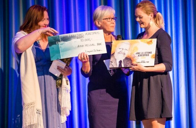 Aina Heldal Bøe får Jon Lilletuns ærespris av Anne Berit Lilletun og Dagrun Eriksen