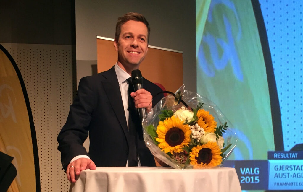 Knut Arild på valgvake med blomster