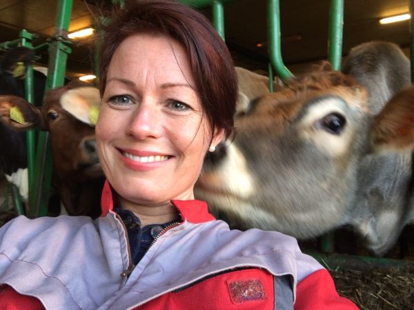 Line Henriette Hjemdal blir kysset av en kalv