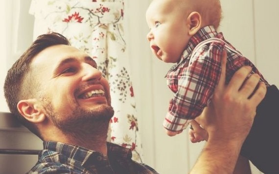 Smilende pappa med baby
