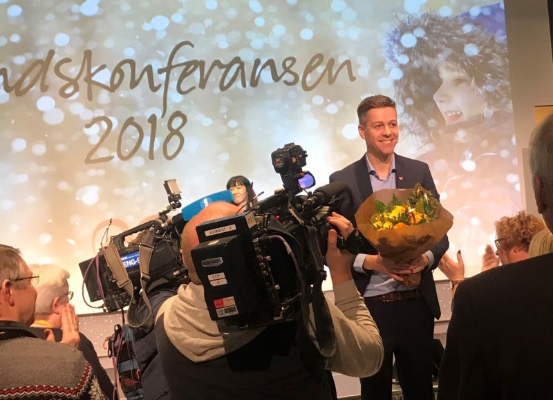 Knut Arild mottar blomst på landskonferansen 2018