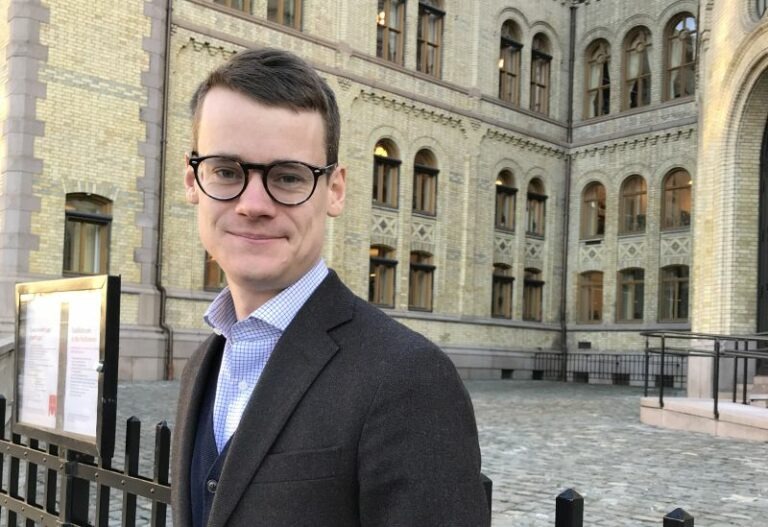 Stortingsrepresentant Tore Storehaug foran Stortinget