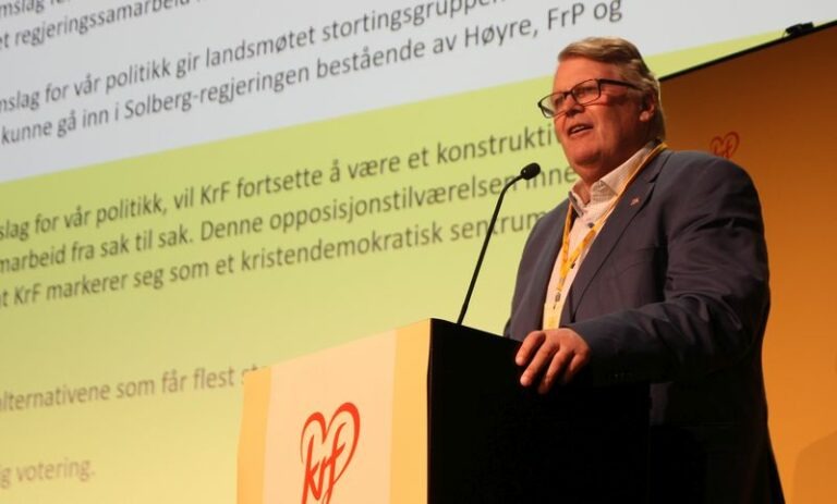 Hans Fredrik på talerstolen foran KrFs landsmøtedelegater