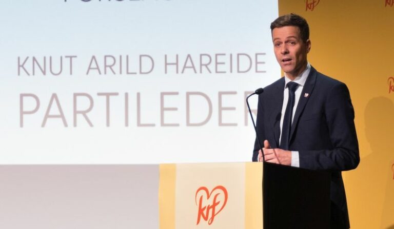 Knut Arild Hareide foran på talerstolen under landsmøtet 2018