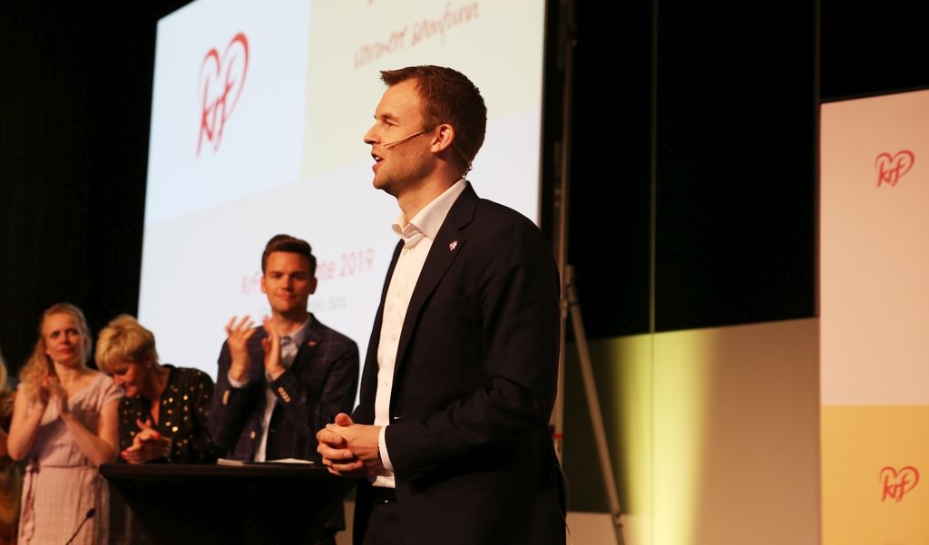 Bilde av Kjell Ingolf foran landsmøtet som nyvalgt partileder