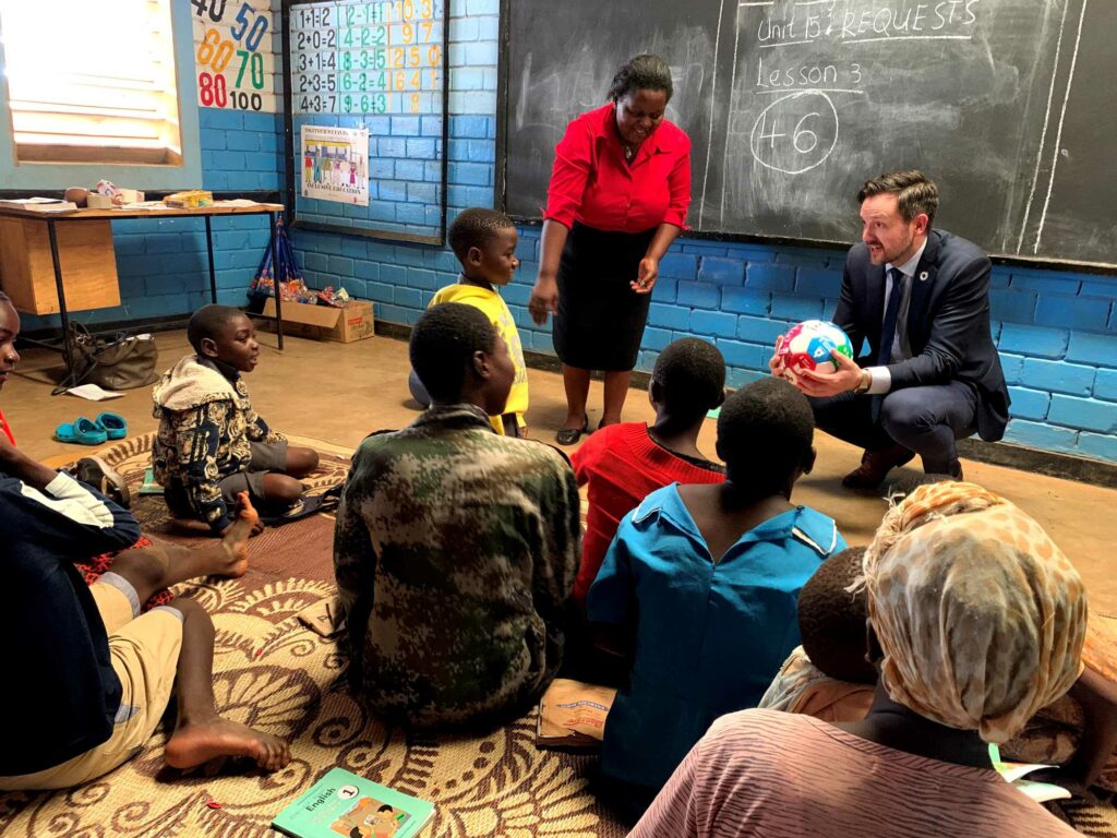 dag Inge Ulstein som møter barn på en afrikansk skole