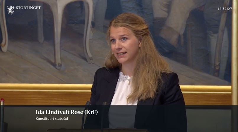 Ida Lindtveit Røse på talerstolen i Stortinget