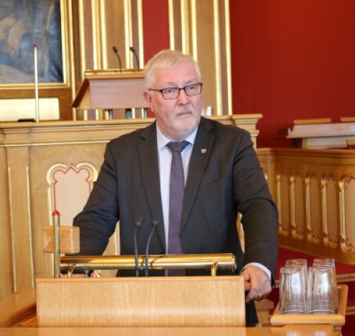 Geir S. Toskedal på stortingets talerstol.