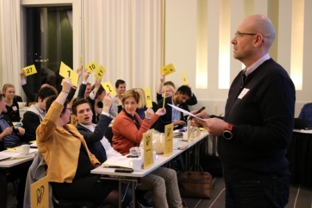 Bilde fra delegater som voterer på fylkesårsmøtet i Rogaland KrF