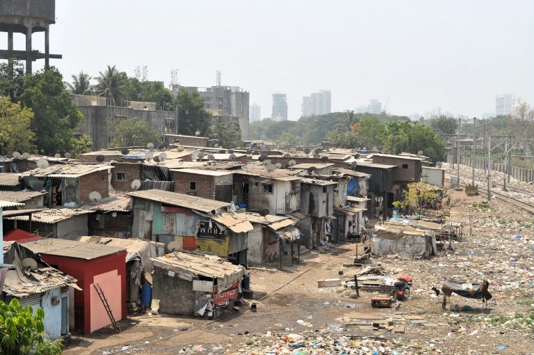 Slum i Dharavi i Mumbai. Illustrasjon på ekstrem fattigdom.