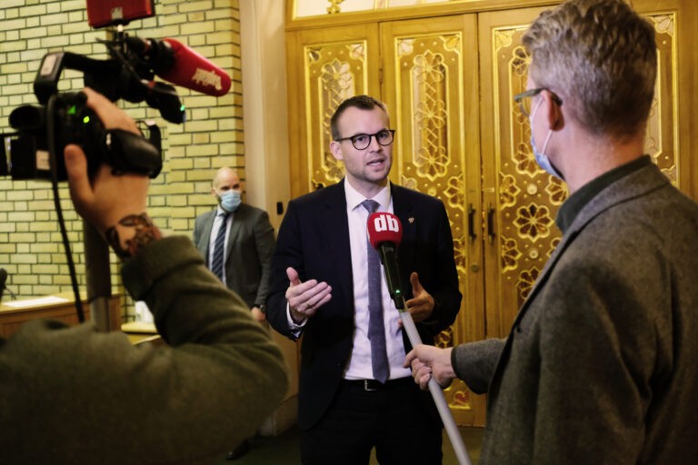 Kjell Ingolf Ropstad blir intervjuet av Dagbladet i vandrehallen