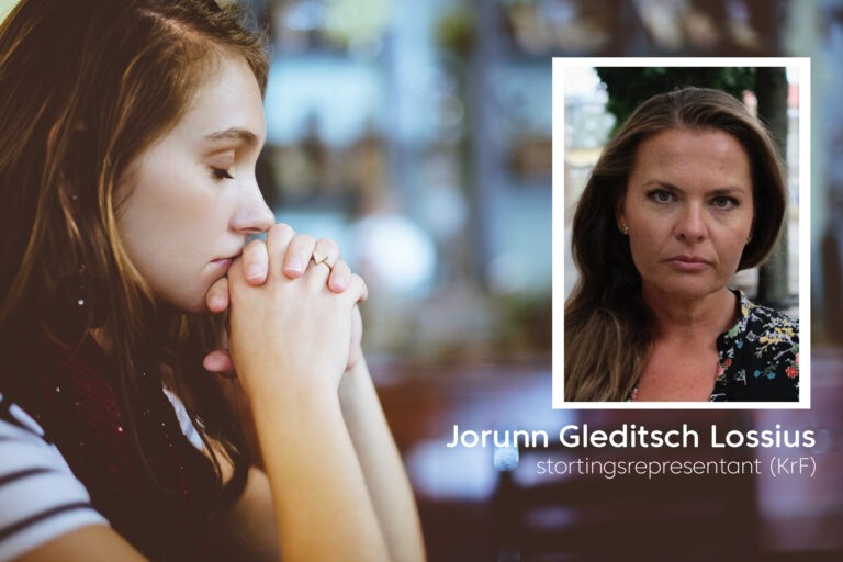 Jorunn Gleditsch Lossius ved siden av bilde av kvinne i bønn