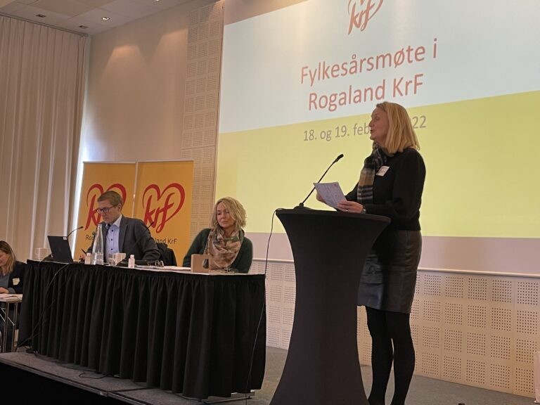 Anne Kristin Bruns på talerstolen på fylkesårsmøtet i 2022