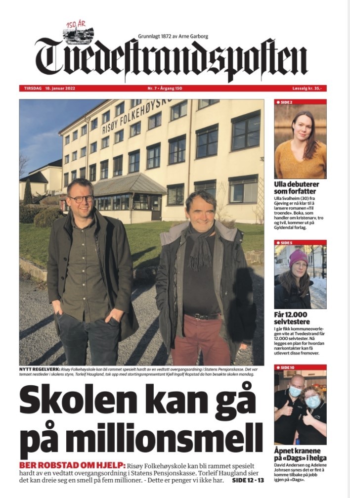 Forsidebilde på en avis. Kjell Ingolf er på besøk på en folkehøgskole. Tittel er "Skolen kan gå på millionsmell"