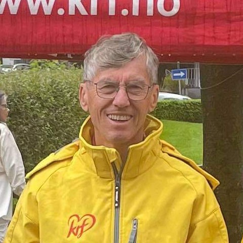 Bilde av Einar Steensnæs i gul jakke