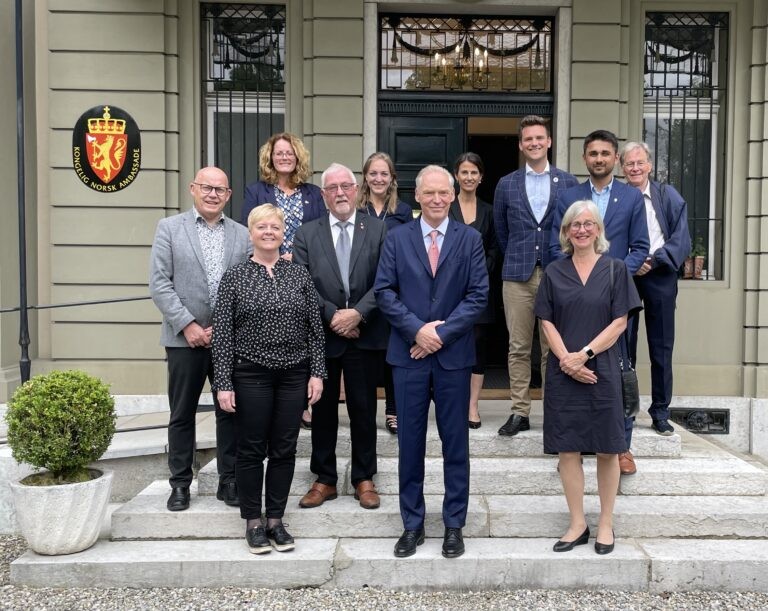 Fylkestingsgruppa på besøk hos den Norske Ambassaden i Bern