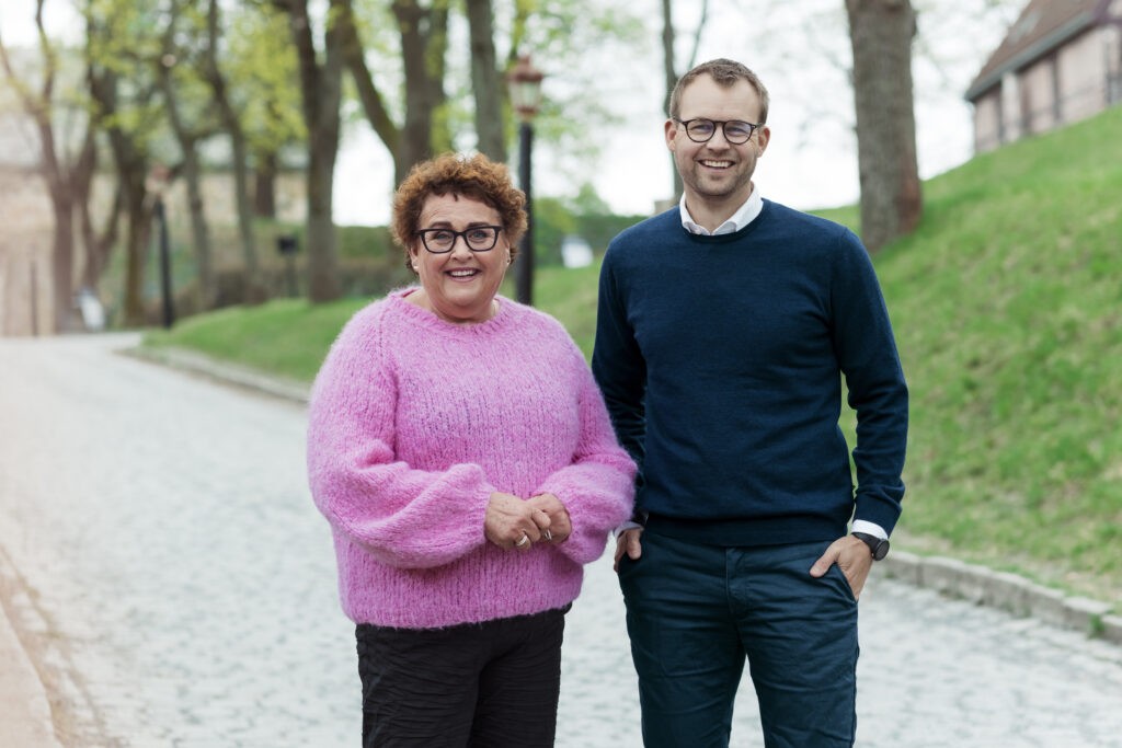 Olaug Bollestad og Kjell Ingolf Ropstad står sammen og smiler 