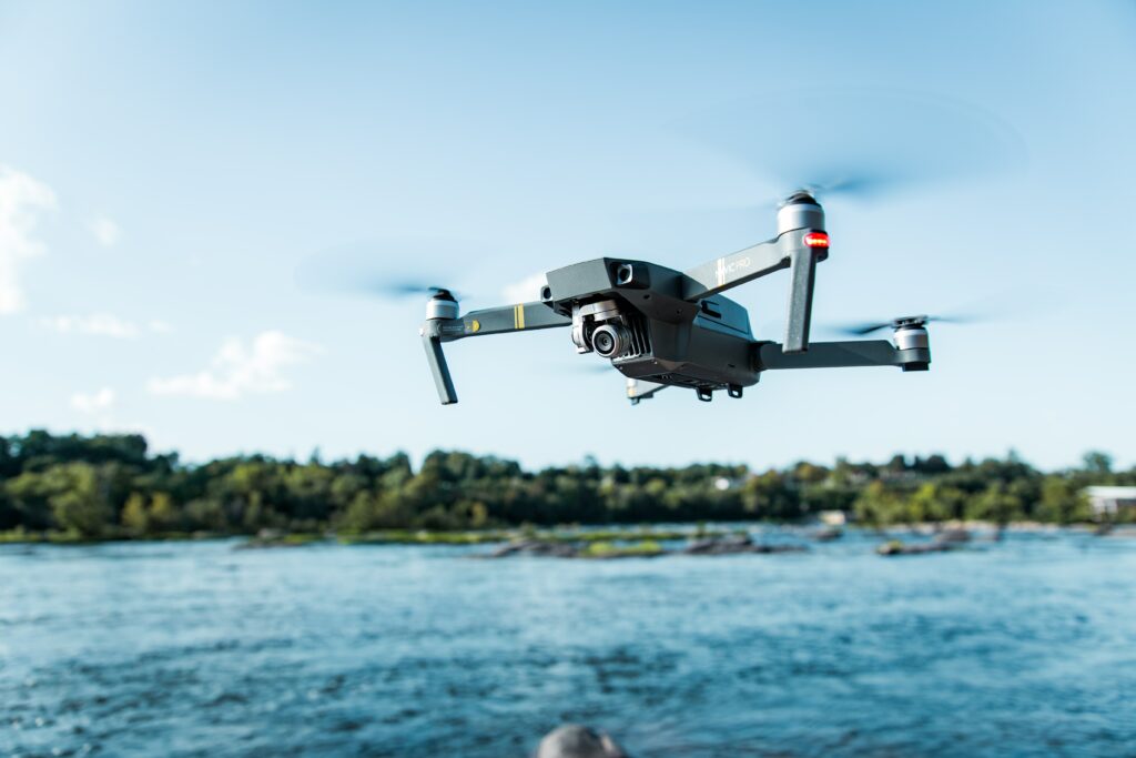 Drone flygende over vann.