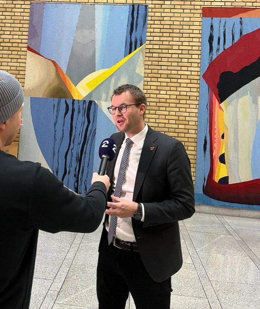 Kjell Ingolf Ropstad intervjues av en journalist i vandrehallen