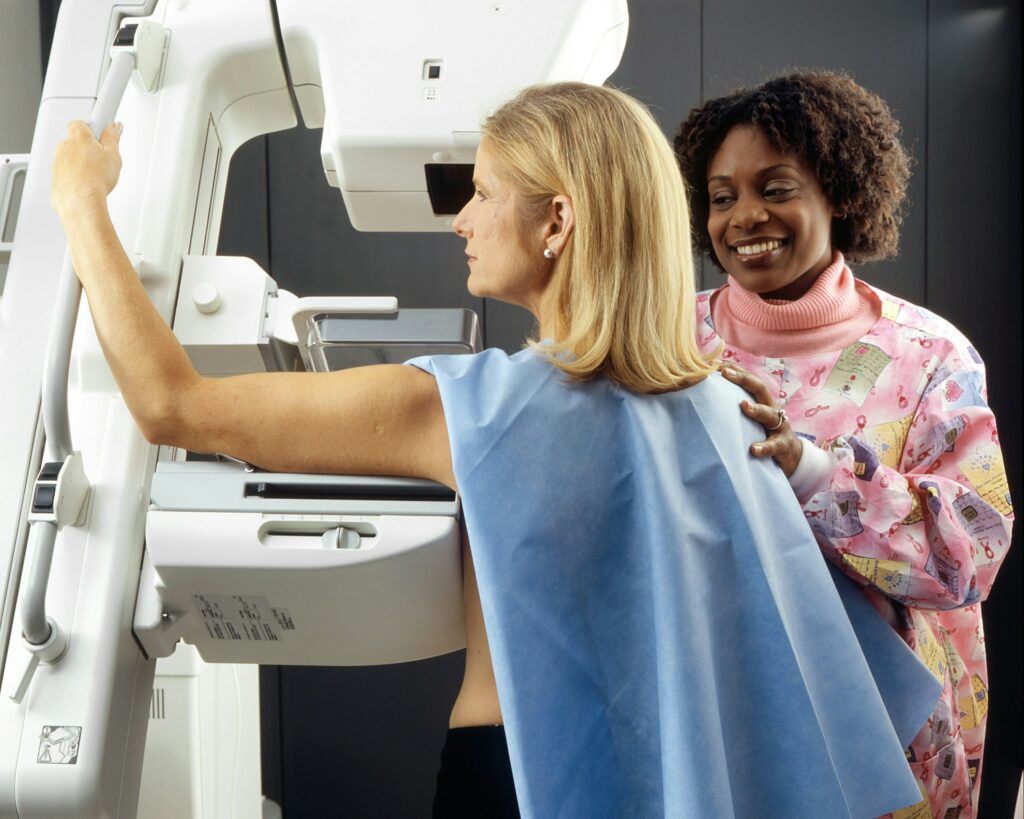 Kvinne som får utført mammografi