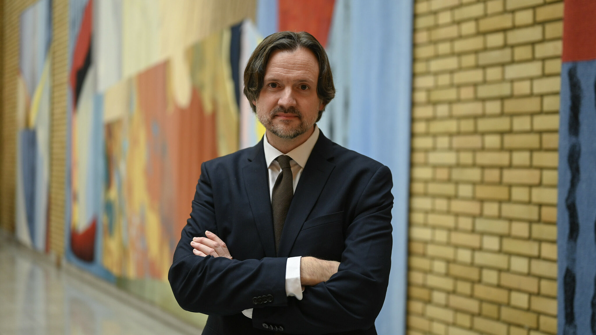 Dag-Inge Ulstein står i vandrehallen og ser alvorlig mot kamera.