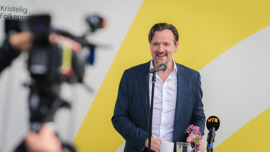 Dag Inge Ulstein smiler på KrFs sommerpressekonferanse.