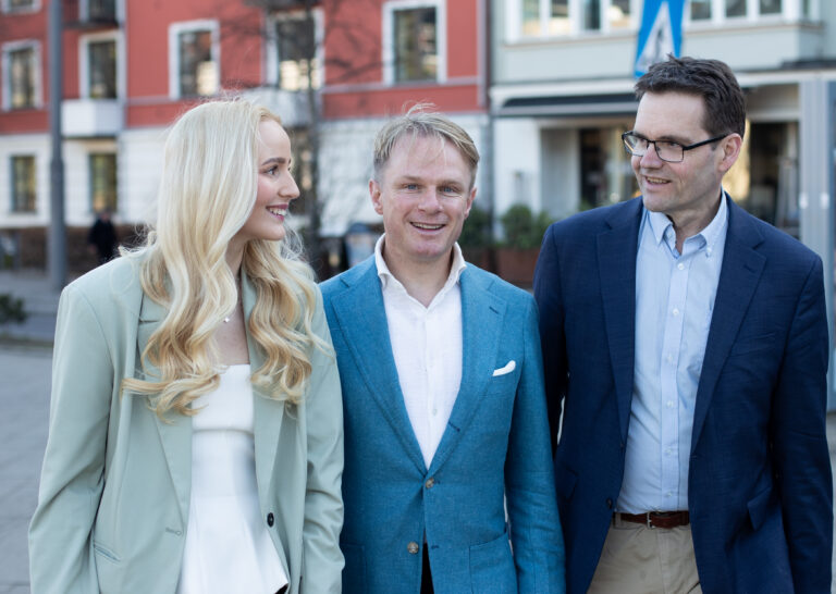 Førstekandidat David Hansen, flankert av Bjørn Lande og Constance Thuv