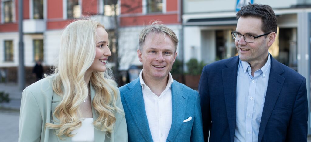 David Hansen flankert av Bjørn Lande og Constance Thuv