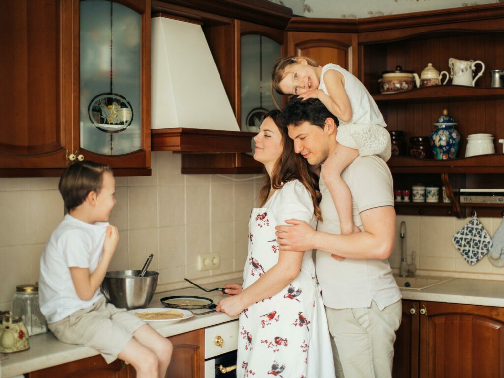 Familie på kjøkkenet