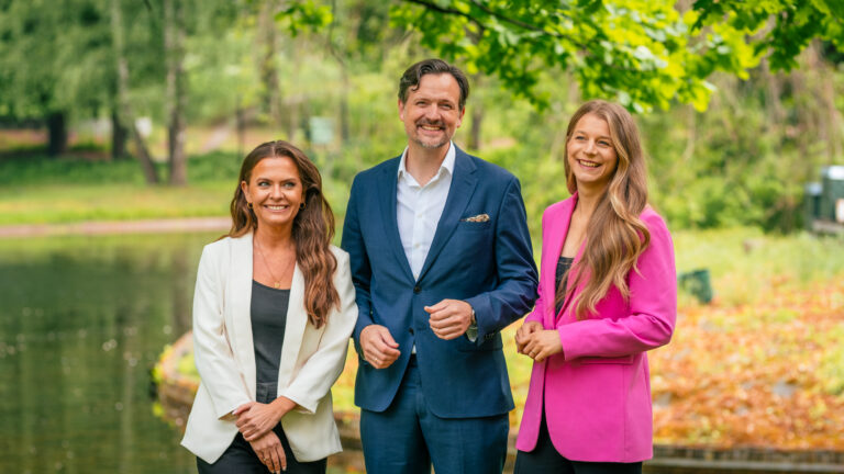 Partiledelsen ler i Slottsparken