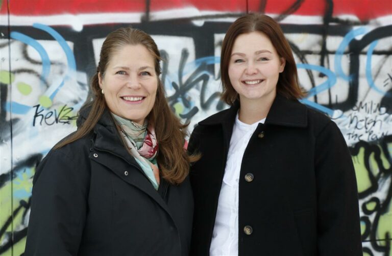 Gruppeleder for KrF i fylkestinget Linda Helen Haukland (t.v) og fylkesråd for finans og organisasjon Aina Nilsen (Sp).