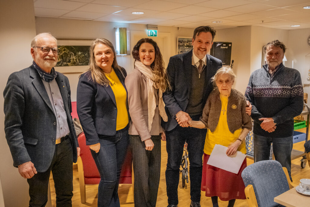 Dag-Inge Ulstein, Thora-Randi Unstad-Rolandsen og Monica Kleffelgård Hartviksen på møte med noen av medlemmene i Vågan