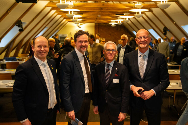 Kjell-Arne Ottosson og Magnus Oscarsson fra Sveriges Riksdag, står sammen med KrFs Dag-Inge Ulstein og Harry Valderhaug under landbrukets dag