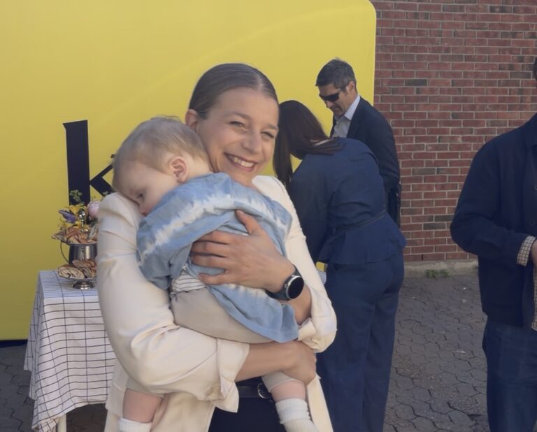 Ida Lindveit Røse holder en baby